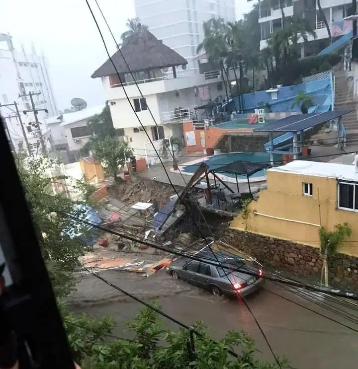 En redes sociales, los usuarios compartieron imágenes de las afectaciones de las lluvias en el puerto de Acapulco. Foto tomada de Twitter.