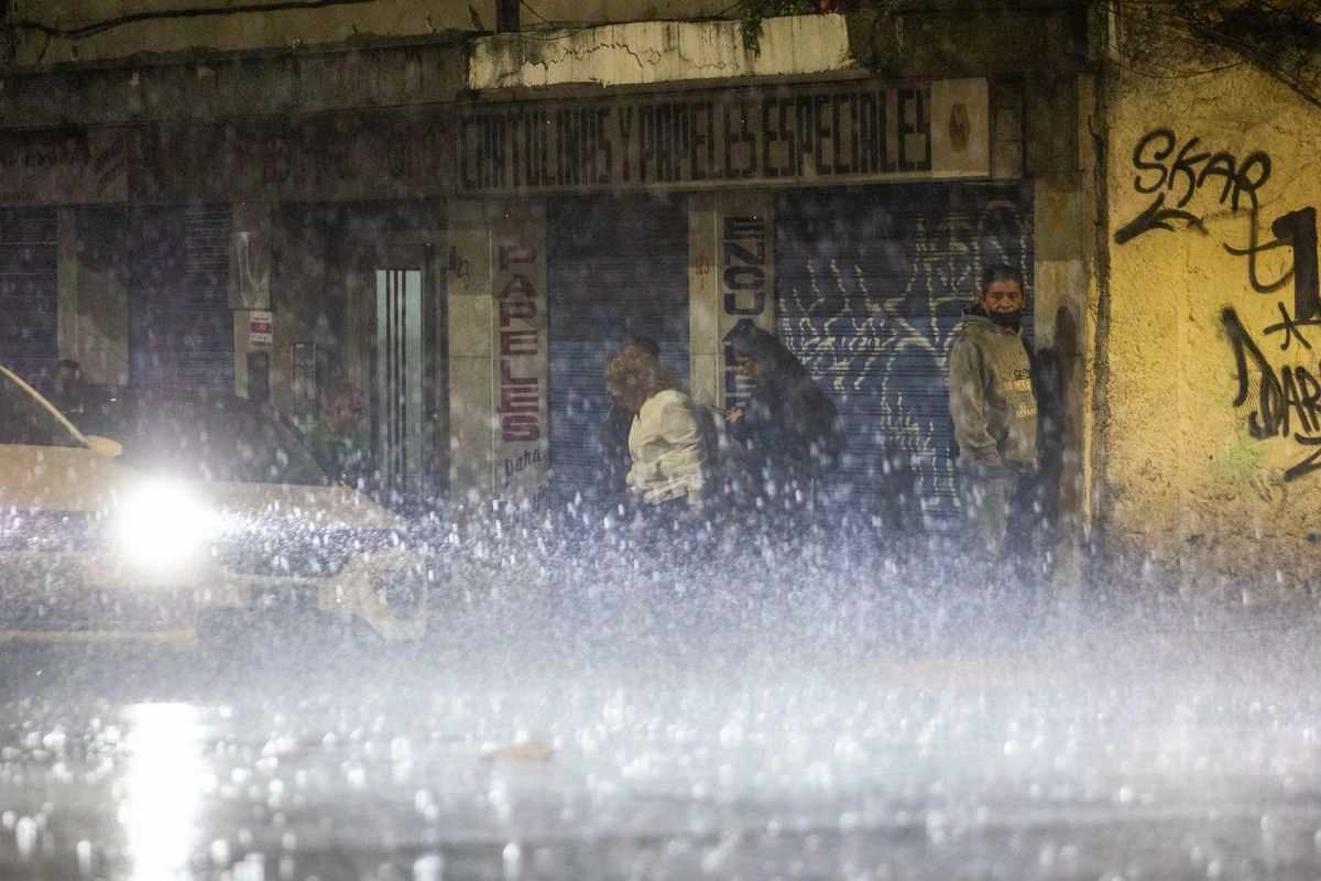Citadinos intentan resguardarse ante las intensas lluvias que continúan en la capital mexicana. El 23 de agosto de 2025. Fotos: 