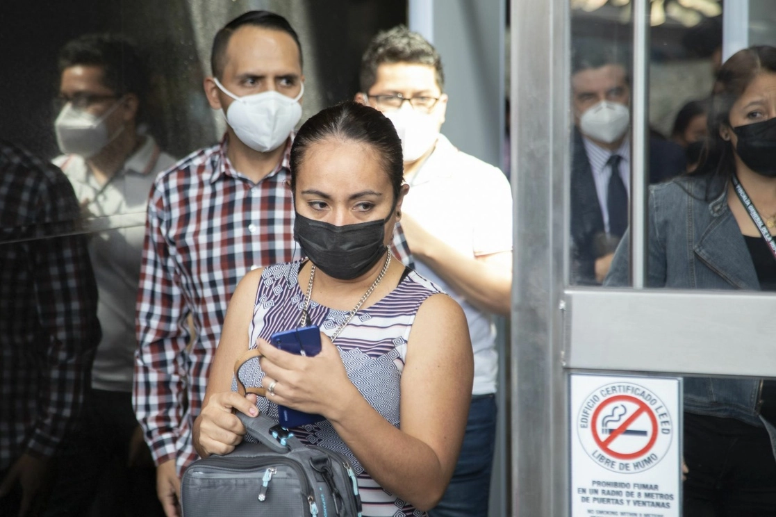 Al igual que en las dos olas anteriores, la variante predominante continúa siendo Ómicron, y de entre las más de 30 subvariantes que se han identificado en México, las de sublinajes BQ y XBB representan la mayoría actualmente, se informó. Foto Cuartoscuro / archivo 