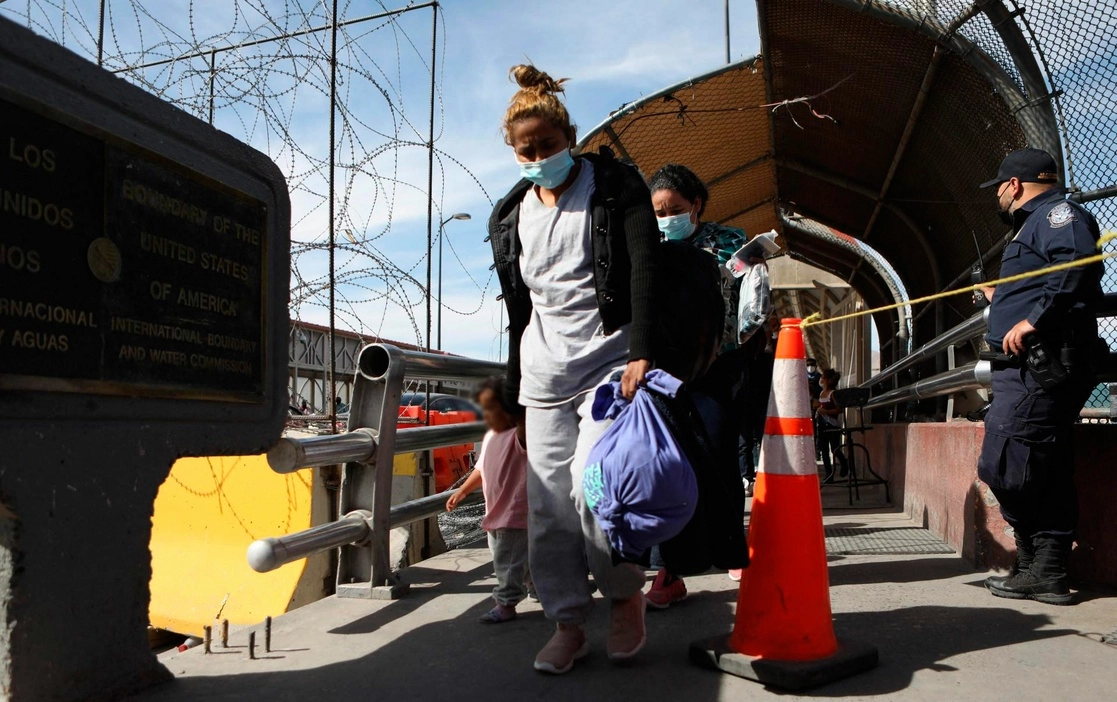 Migrantes centroamericanos son expulsados de EU por el puente internacional Paso del Norte-Santa Fe, en El Paso, Texas, hacia Ciudad Juárez, Chihuahua. Foto Afp
