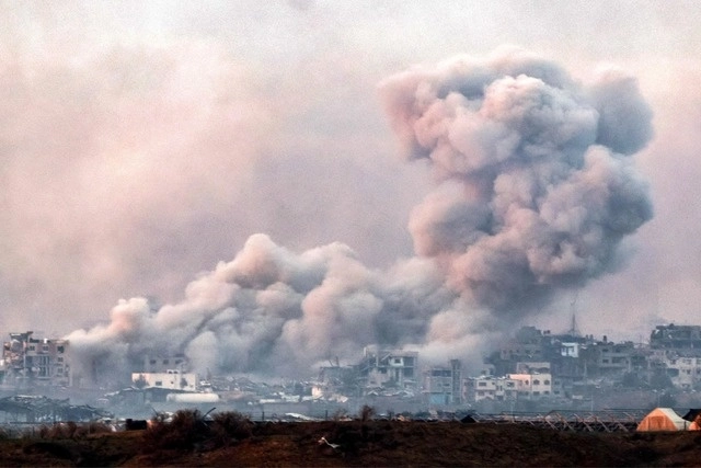 Columnas de humo se elevan sobre la franja de Gaza durante un bombardeo israelí este jueves. Foto Afp