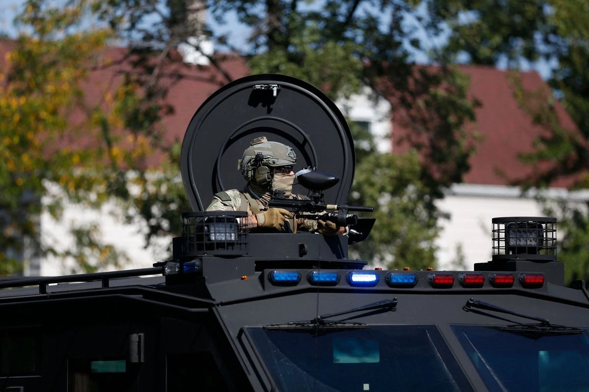 Un agente de la ley armado en un vehículo blindado apoya en una redada a agentes del ICE en el vecindario de Brighton Park de Chicago, el 4 de octubre de 2025.