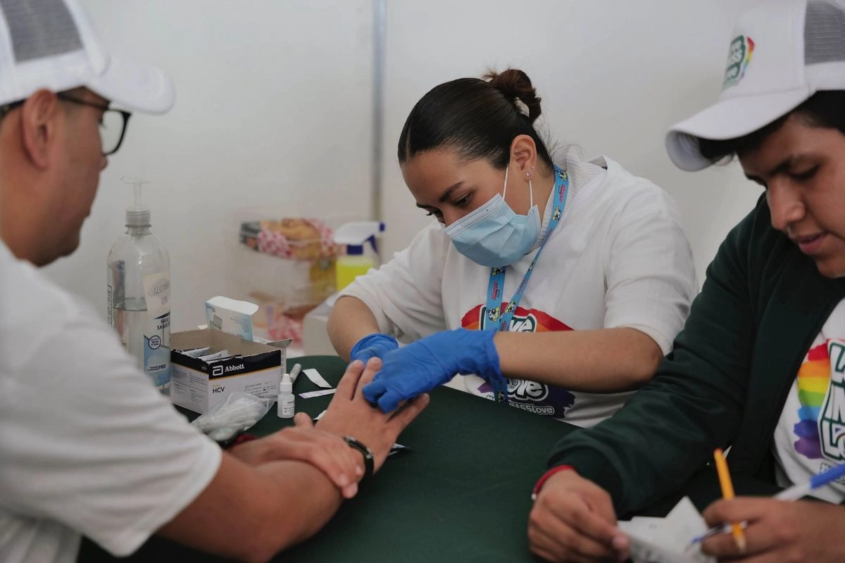 La estrategia de prevención de infecciones de transmisión sexual se aplica en dos niveles: primario, con el uso del condón masculino y femenino; y secundario, con la promoción de la profilaxis preexposición (PrEP), tratamiento que reduce significativamente el riesgo de adquirir VIH.