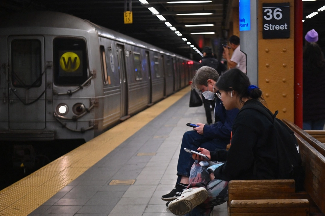 Pasajeros usan este miércoles el Metro de Brooklyn con nerviosismo, tras el ataque que ayer dejó 13 heridos. Foto Afp 
