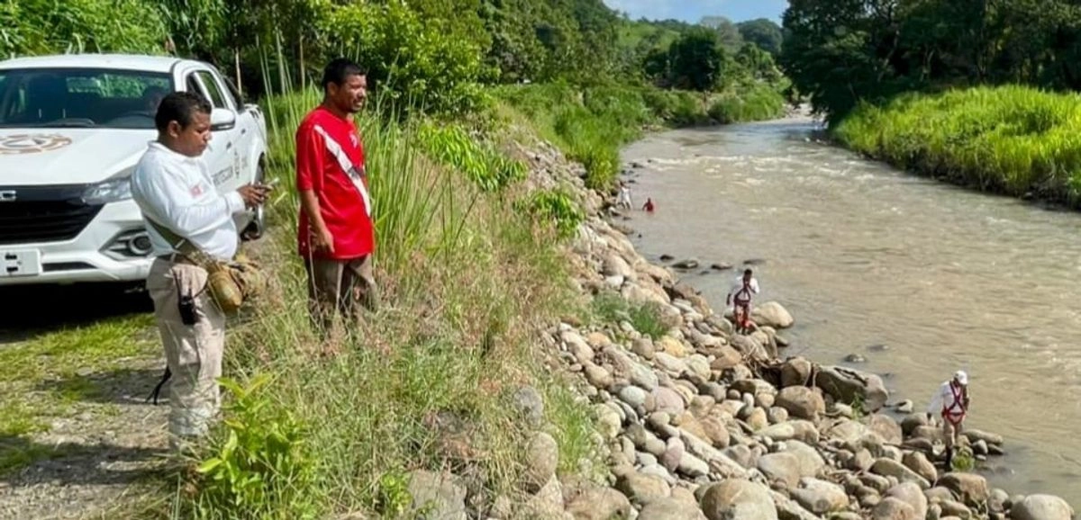 Brigadistas de Protección Civil de Tuxtla Chico pidieron de inmediato apoyo a sus homólogos del municipio vecino de Tapachula, por donde también cruza el río, para extender el radio del operativo. 

