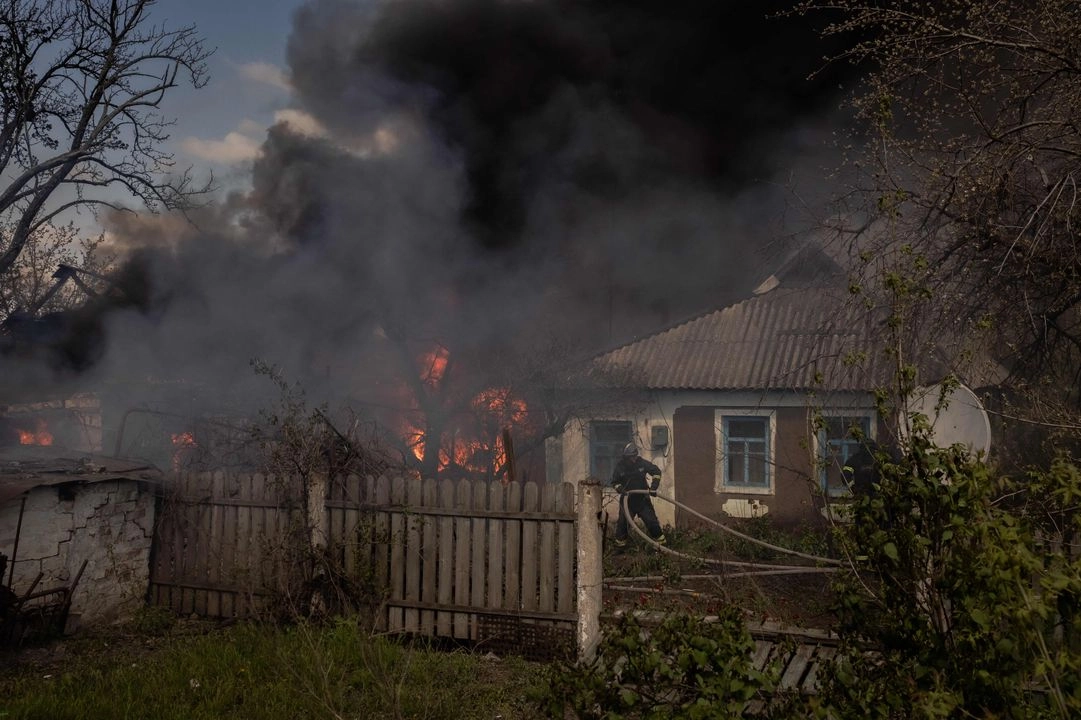 Bomberos ucranianos extinguen el incendio en viviendas tras un ataque en la aldea de Chernihivka, en el distrito de Pokrovsk, a unos 25 km al norte de la capital del distrito, en la región de Donetsk, el 22 de abril de 2025, durante la invasión rusa de Ucrania. Foto