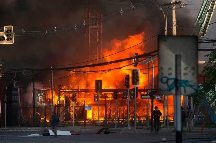 Los jóvenes quemaron autobuses y edificios en protesta por el homicidio de un hincha. Foto Afp