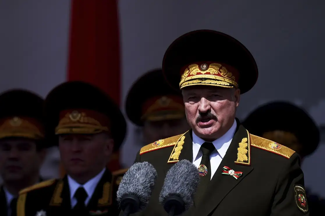 Imagen del 9 de mayo de 2021 del presidente de Bielorrusia, Alexander Lukashenko, quien habla durante un desfile militar en Minsk. Foto Ap