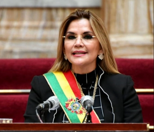 En imagen de archivo, Jeanine Áñez, entrega un mensaje durante la celebración del 195 aniversario de la Independencia de Bolivia en el palacio de gobierno de La Paz, el 6 de agosto de 2020. Foto Afp