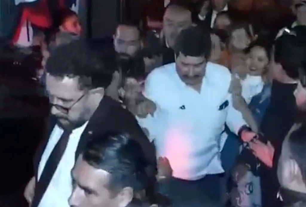 Anoche, personal anticorrupción de Chihuahua intentó capturar en el restaurante Gin Gin, de la colonia Roma, a Javier Corral, ex mandatario de esa entidad, por acusaciones de enriquecimiento ilícito y defraudación fiscal. Sin embargo, autoridades capitalinas impidieron el arresto, pues el operativo no se llevó a cabo en un acto de colaboración entre ambas dependencias, por lo que el ex panista (en la imagen, precedido de Ulises Lara, encargado de despacho de la Fiscalía de la CDMX) está en espera de que se defina su situación. Foto tomada de redes sociales 