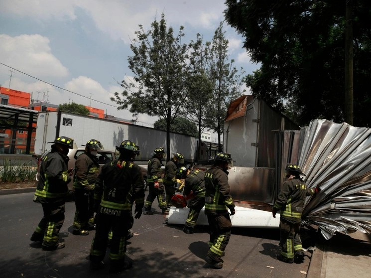 Un tráiler que circulaba por el carril confinado de la línea 5 del Metrobús, que entrará en operación el lunes próximo, chocó contra la estación Hospital General Troncoso. Foto Alfredo Domínguez