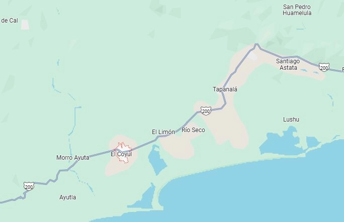 Para habitantes y ambientalistas de El Coyul, lo más grave es que un grupo de personas se ha apoderado de la playa donde se ubica el santuario de tortugas Morro Ayuta, y de un área de manglares que debería estar protegida por las autoridades. Imagen tomada de www.google.com.mx/maps/