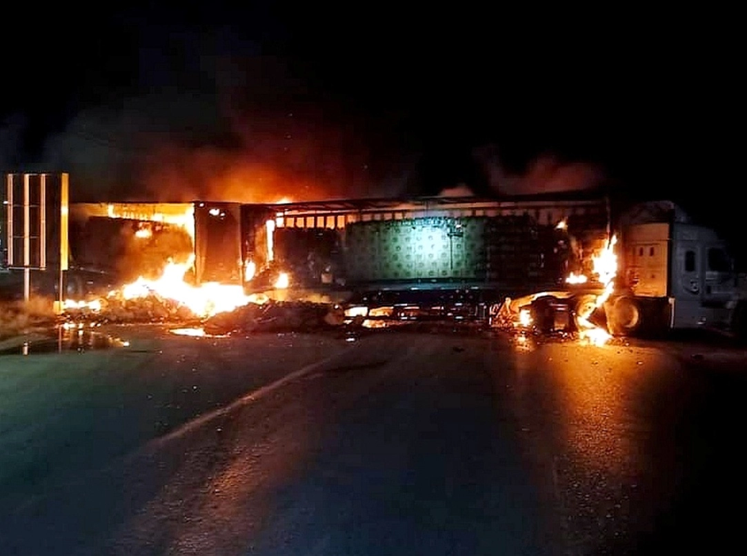 Presuntos criminales bloquearon al menos cinco tramos de autopistas federales cercanas a la ciudad de Zacatecas con vehículos que robaron y después incendiaron. Personas afectadas tomaron fotos y videos de los incidentes, que posteriormente publicaron en redes sociales. Foto ‘La Jornada’