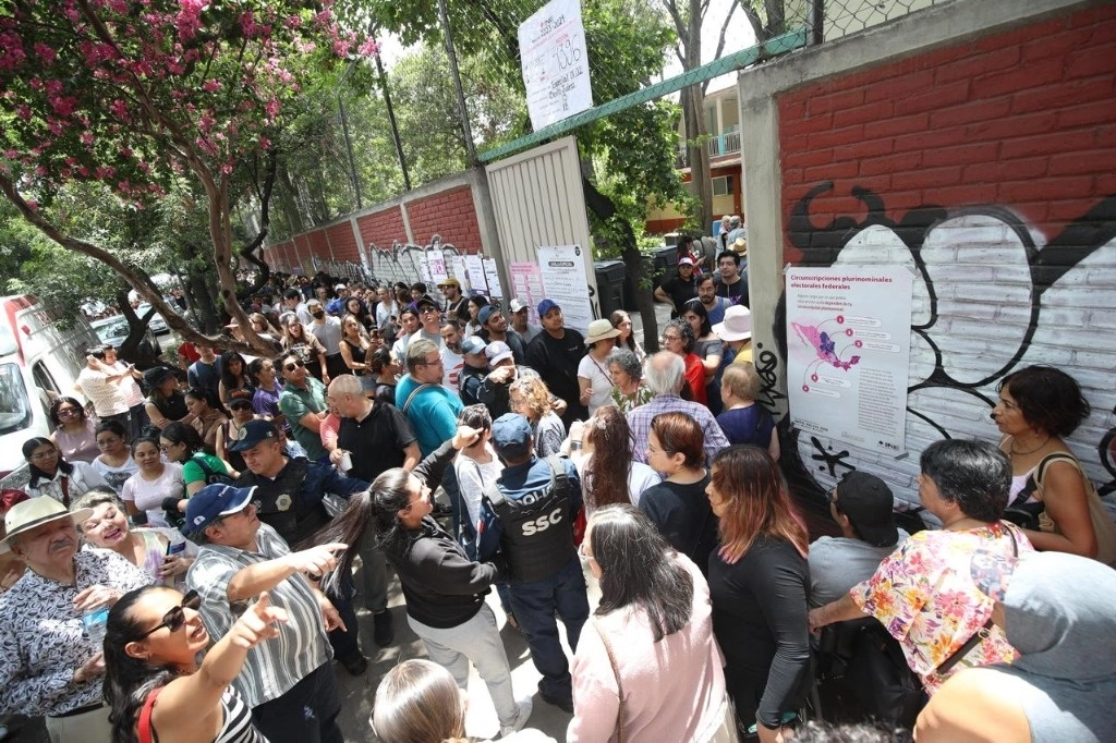 Largas filas para votar en la casilla especial 4396 , ubicada en la escuela primaria "Reino Unido de la Gran  Bretaña", en la colonia Del Valle de la alcaldía Benito Juárez, en la Ciudad de México, el 2 de junio de 2024. Foto María Luisa Severiano
