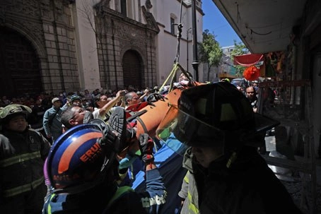 Paramédicos rescataron ayer a un hombre de 26 años que intentó quitarse la vida al arrojarse del primer piso de un inmueble en la calle de Mesones, pero cayó en una cornisa. Foto Alfredo Domínguez
