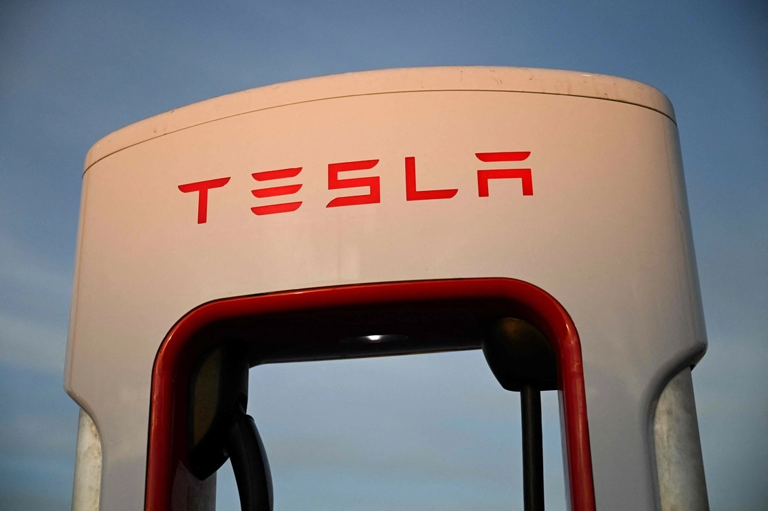 Imagen de archivo del logo de Tesla. Foto Afp