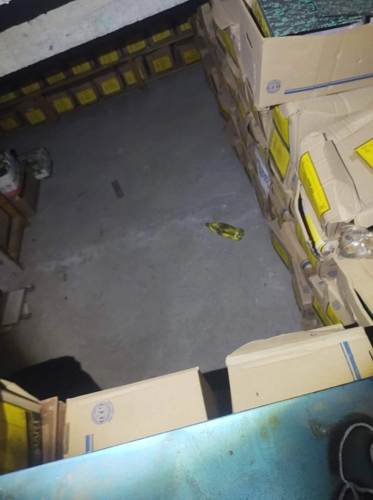La botella con gasolina que fue lanzada a las oficina del Archivo  Municipal de Tula, no logró encender para generar el incendio. Foto La Jornada