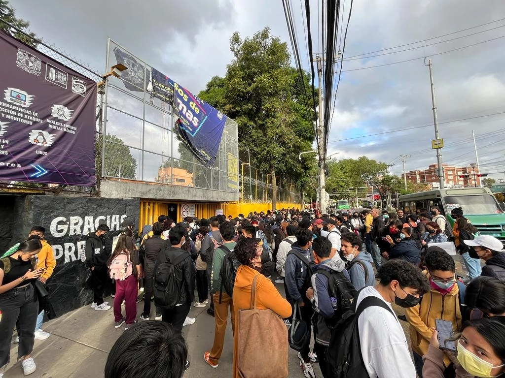 Un grupo de estudiantes tomó las instalaciones de la Preparatoria 5 "José Vasconcelos", ubicada en calzada del Hueso, en la Ciudad de México, el 2 de septiembre de 2022. Foto Alfredo Domínguez