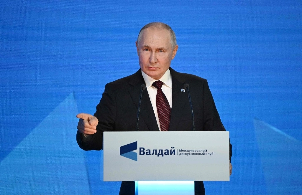 El presidente ruso Vladimir Putin dirigiéndose a la sesión plenaria del foro del Club de Discusión Valdai en Sochi, el 5 de octubre de 2023. Foto Afp