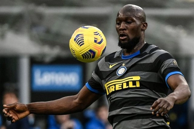 El jugador belga, Romelu Lukaku también asistió para la segunda anotación del Inter, que está en la cima del torneo italiano con 56 puntos. Foto Afp 
