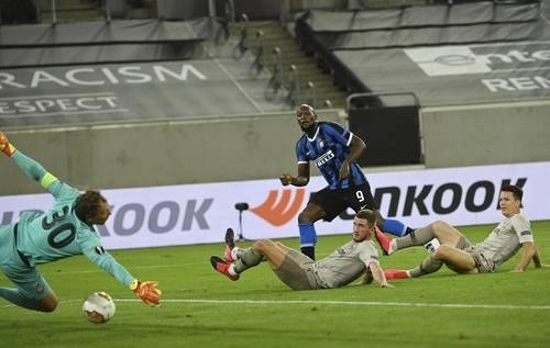 El delantero belga Romelu Lukaku (9) hizo un doblete ante el equipo de Donetsk, Ucrania. En la imagen, marca el 4-0 en el partido realizado en Düsseldorf, Alemania. Foto Ap
