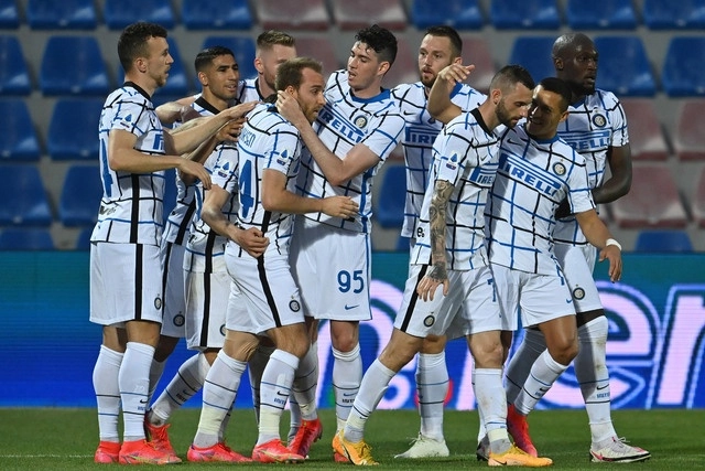 Christian Eriksen es celebrado por sus compañeros del Inter tras anotar el primer gol del partido frente al Crotone. Foto  Ap