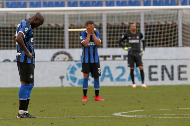 Con la derrota, el Inter de Milán se quedó sin posibilidades de pelear por el título de la Serie A. Foto Ap
