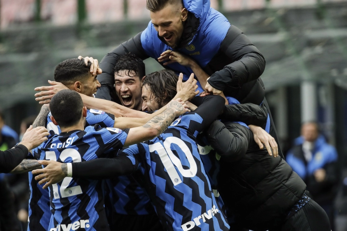 Inter celebra la anotación de Matteo Darmian en el duelo ante Cagliari de la fecha 30 en la Serie A, el 11 de abril de 2021. Foto Ap
