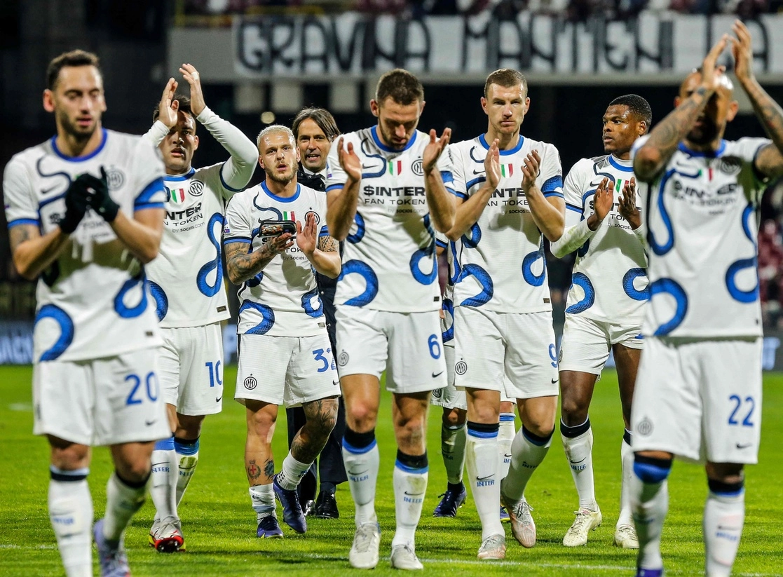 Jugadores del Inter de Milán al final del partido de la Serie A italiana, en el estadio Arigis de Salerno, el pasado 17 de diciembre. Foto Afp