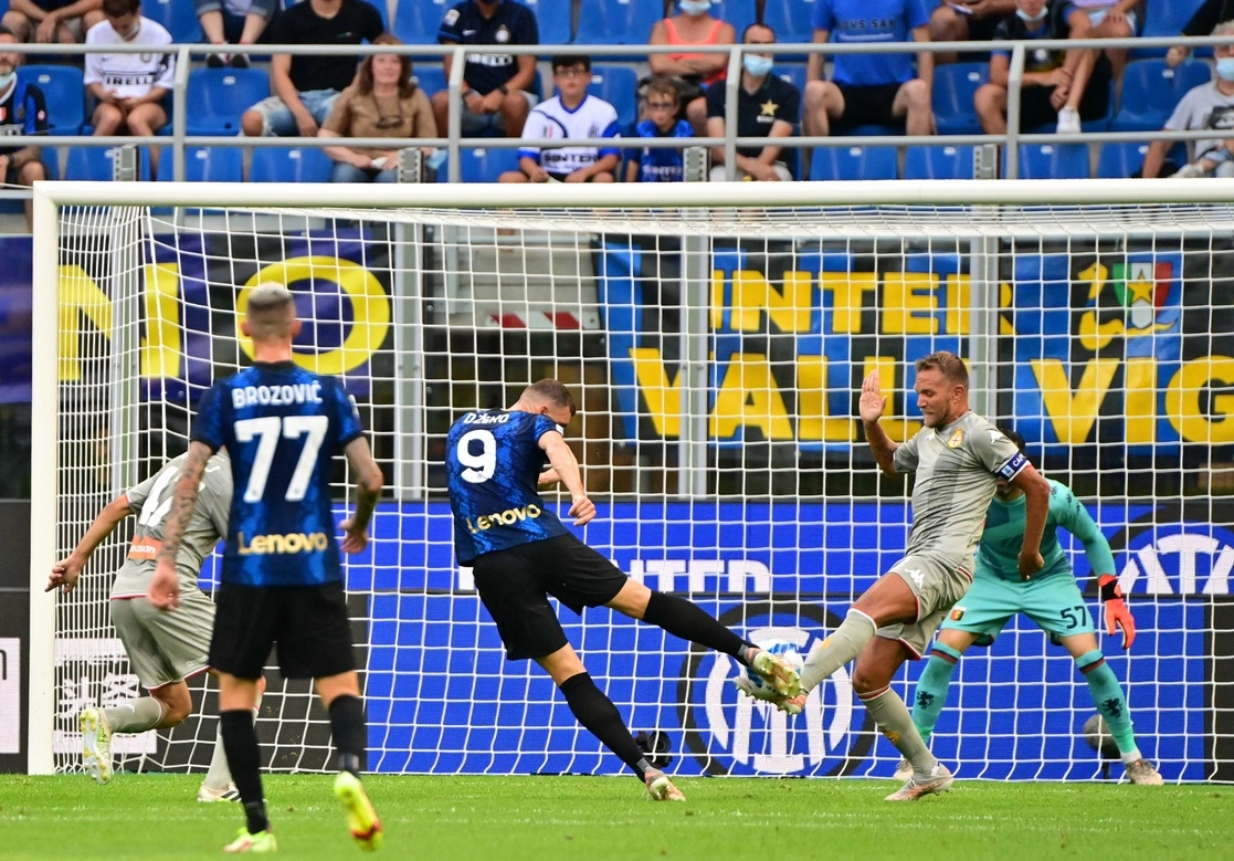 El bosnio Edin Džeko hizo el cuarto y último gol del Inter de Milan ante el Genova, en la fecha 1 de la Serie A. Foto Afp