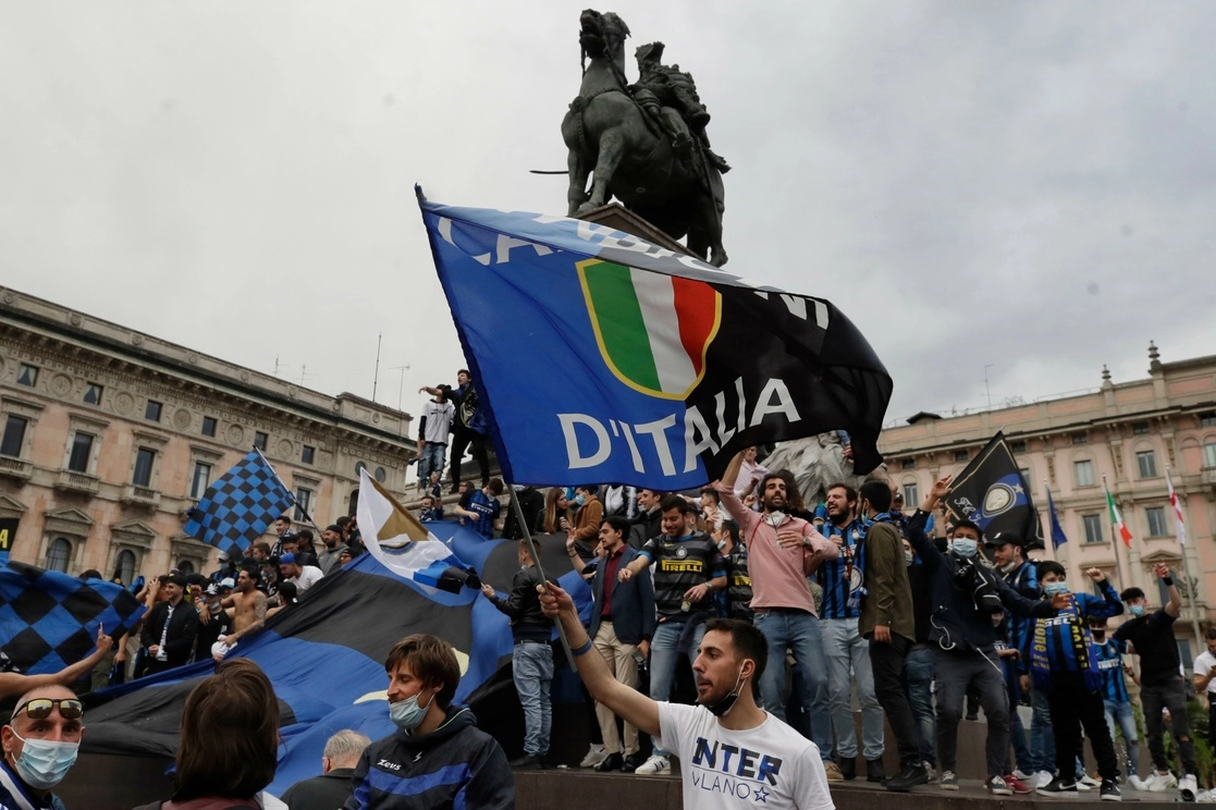 Aficionados del Inter de Milán salieron a las calles a festejar el titulo logrado por su equipo. Foto Ap