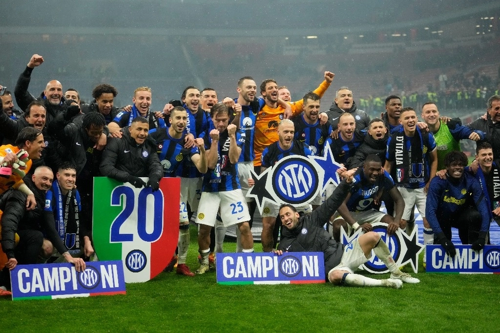 Los jugadores del Inter de Milán celebran al final del partido de fútbol de la Serie A entre el AC Milan y el Inter de Milán en el estadio de San Siro en Milán, Italia, el 22 de abril de 2024. Foto Ap