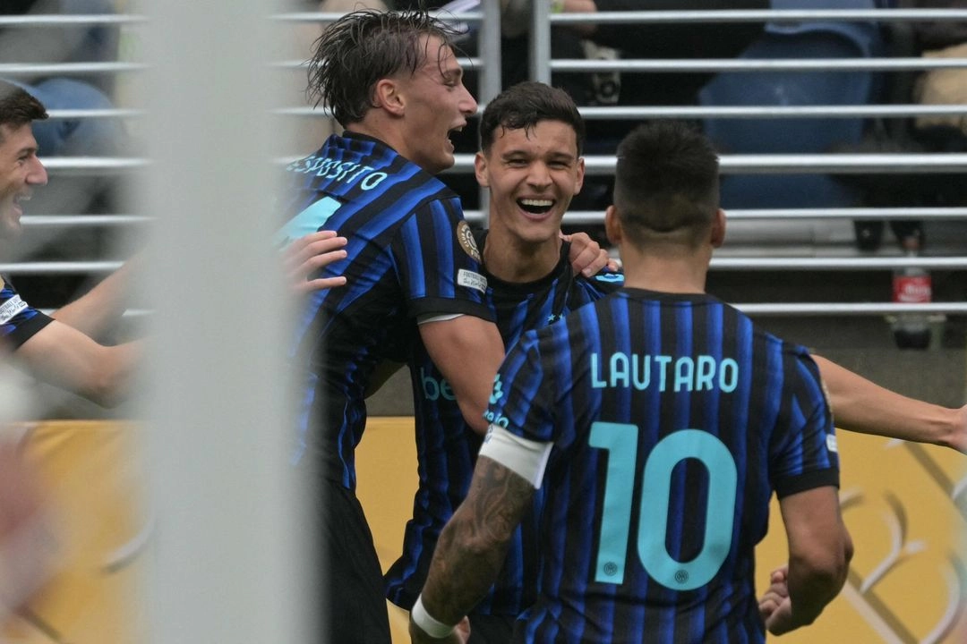 El defensa italiano del Inter de Milán, el delantero argentino #45 del Inter de Milán, Valentin Carboni (C), celebra con sus compañeros el segundo gol de su equipo durante el partido de fútbol del Grupo E de la Copa Mundial de Clubes de la FIFA 2025 entre el Inter de Milán de Italia y el Urawa Red Diamonds de Japón en el estadio Lumen Field en Seattle el 21 de junio de 2025.  Foto