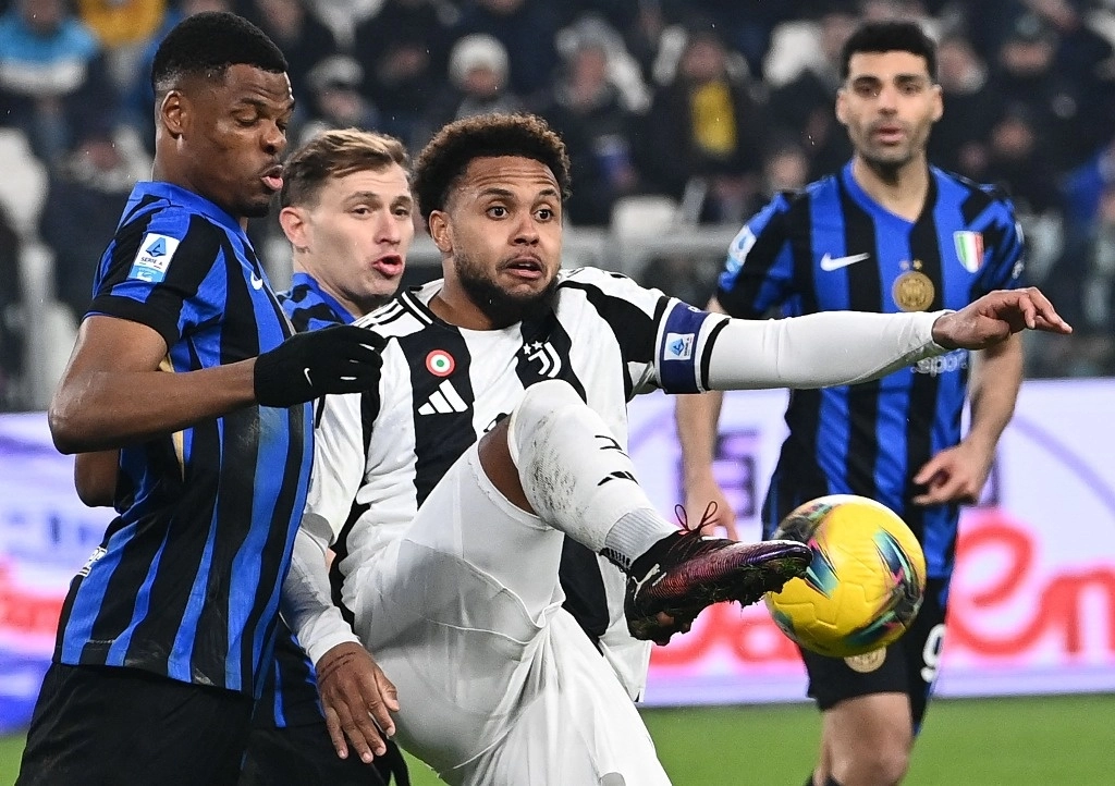 El centrocampista estadunidense de la Juventus #16 Weston McKennie (R) lucha por el balón con el defensor holandés #02 del Inter de Milán Denzel Dumfries durante el partido de fútbol de la Serie A italiana entre la Juventus y el Inter de Milán en el Juventus Stadium en Turín el 16 de febrero de 2025. Foto Afp