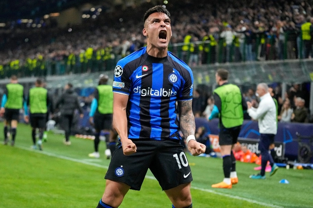 Lautaro Martínez celebra su gol durante el empate a 3 con el Benfica en el partido de vuelta de cuartos de final de la Liga de Campeones, que permite al conjunto italiano volver a una semifinal europea desde 2010, cuando ganó su tercer título continental. Foto Ap.