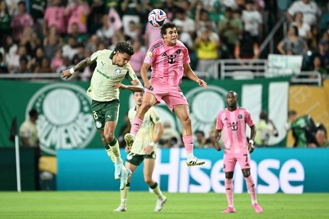 El mediocampista del Palmeiras, Richard Rios (c,izq) disputa la esférica con el futbolista del Inter Miami, Benjamin Cremaschi (c,der). Foto 