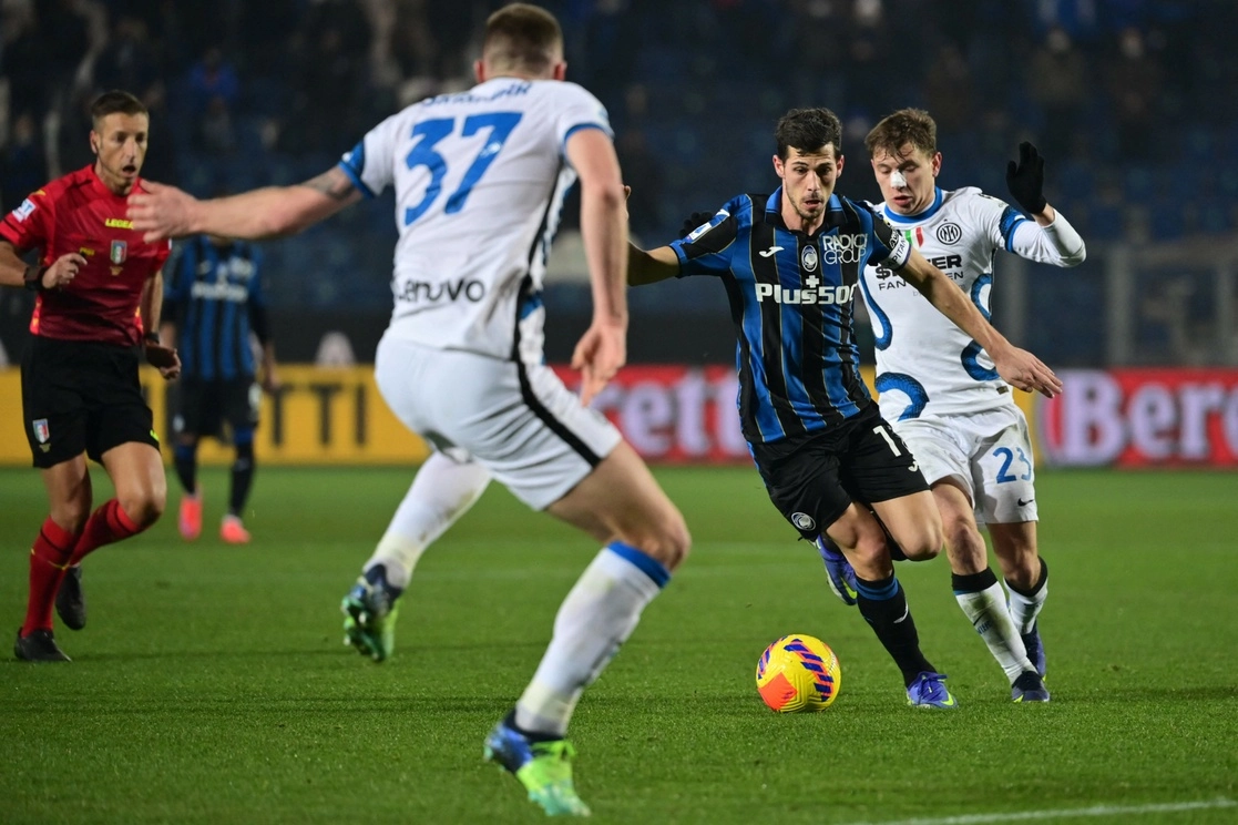Nicolo Barella del Inter de Milán controla el balpon ante la marca de los jugadores del Atalante, en el duelo de la fecha 22 de la Serie A. Foto Afp