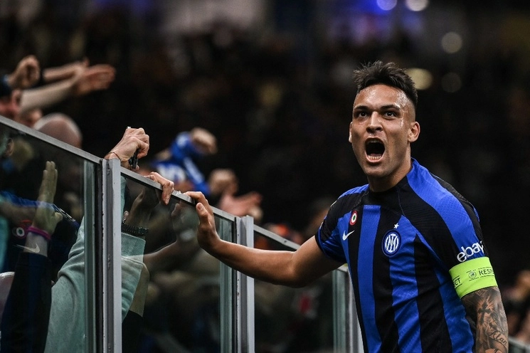 El argentino Lautaro Martínez celebra el gol con el que el Inter de Milán derrotó 1-0 al AC Milan en el juego de vuelta de las semifinales de la Liga de Campeones; el Inter no se instalaba en la final desde 2010, cuando eran dirigidos por el portugués José Mourinho. Foto Ap.