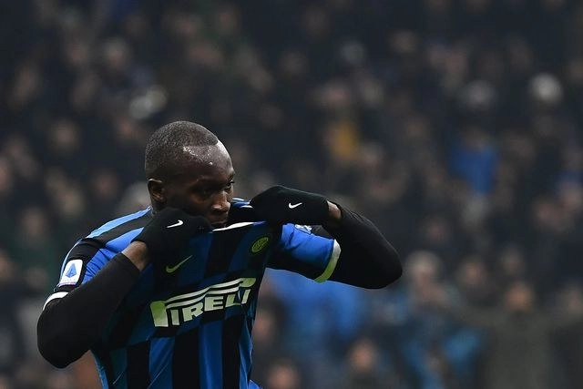 Romelu Lukaku del Inter de Milán celebra su anotación ante el AC Milan, jugado en la fecha 23 de la Serie A. Foto Afp 