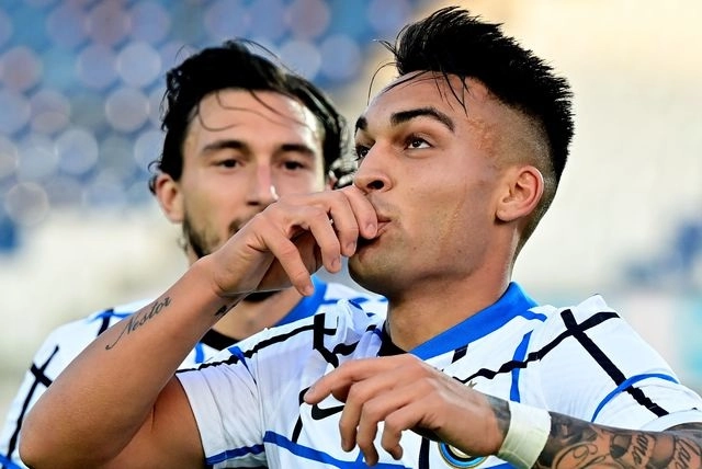 Lautaro Martínez, del Inter de Milán festeja su anotación frente al Atalanta. Foto Afp
