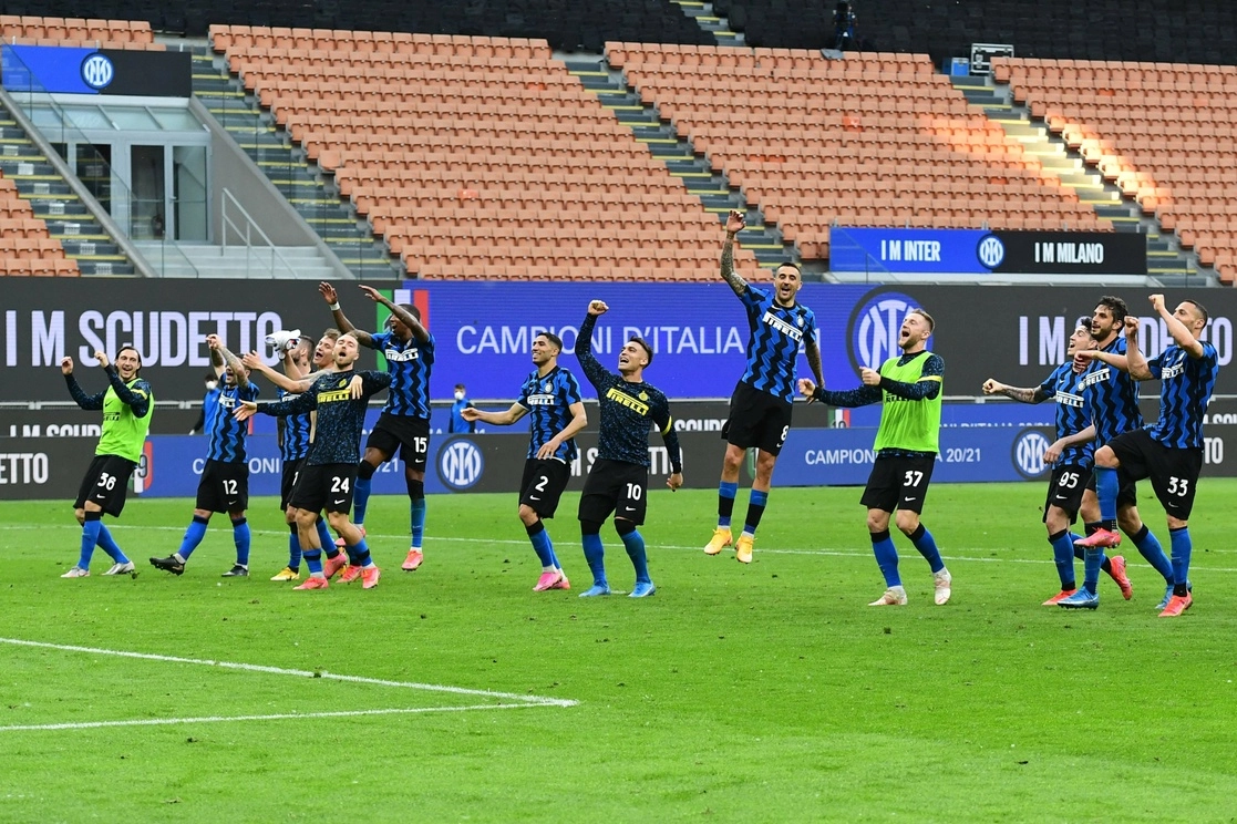 El Inter de Milán, ya con el ‘Scudetto’ asegurado, dio tiempo en el campo a jugadores suplentes. Foto Afp 