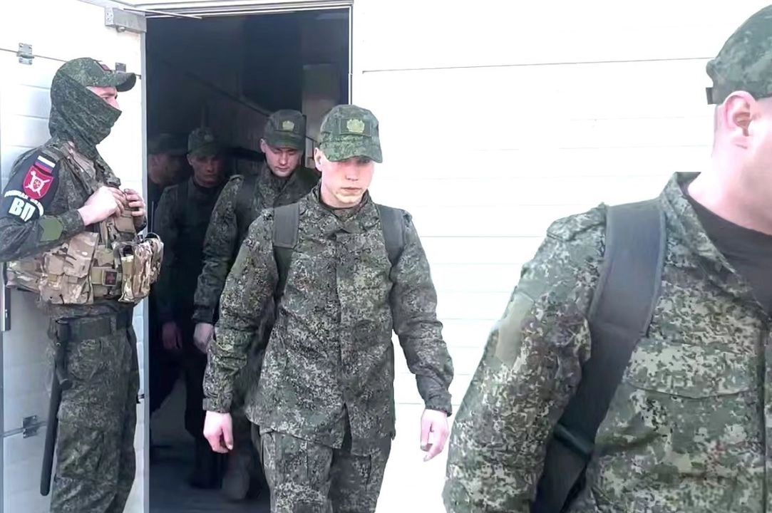 Militares rusos liberados tras un acuerdo de intercambio de prisioneros de guerra.