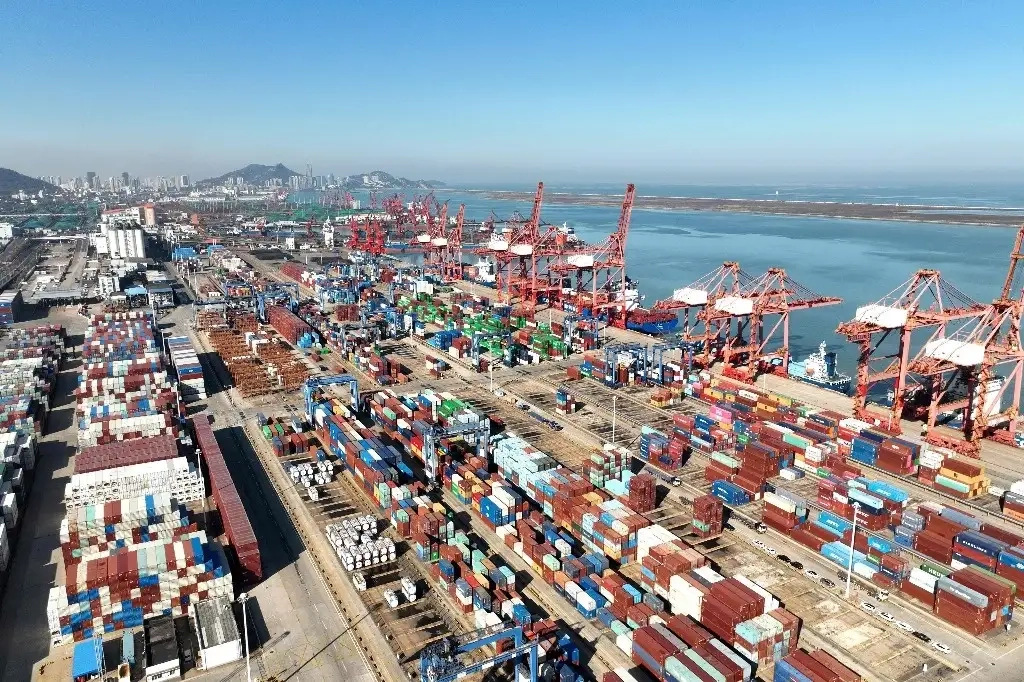 Grúas y contenedores de envío en el puerto de Lianyungang en la provincia oriental china de Jiangsu. Foto Afp
