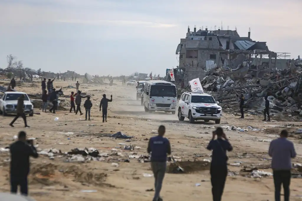 Hamas liberó a 4 militares israelíes cautivas, mientras Tel Aviv hizo lo mismo con 200 prisioneros palestinos (que en la imagen son transportados en autobuses de la Cruz Roja), como parte de la tregua en Gaza. El gobierno de Donald Trump ordenó al ejército estadunidense suministrar a Israel un cargamento de bombas que Joe Biden había bloqueado. Foto Ap 
