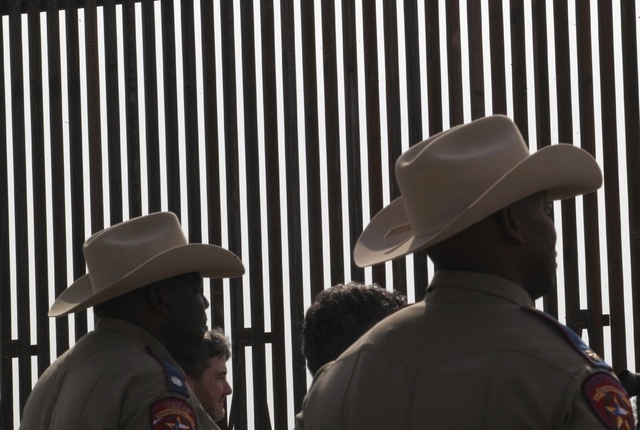 Elementos del Departamento de Seguridad de Texas frente al muro fronterizo en la ciudad de Rio Grande. Foto Ap