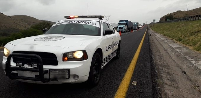 Los conductores fueron detenidos y presentados junto con sus unidades ante la delegación regional de la FGR. Foto Twitter @GN_Carreteras
