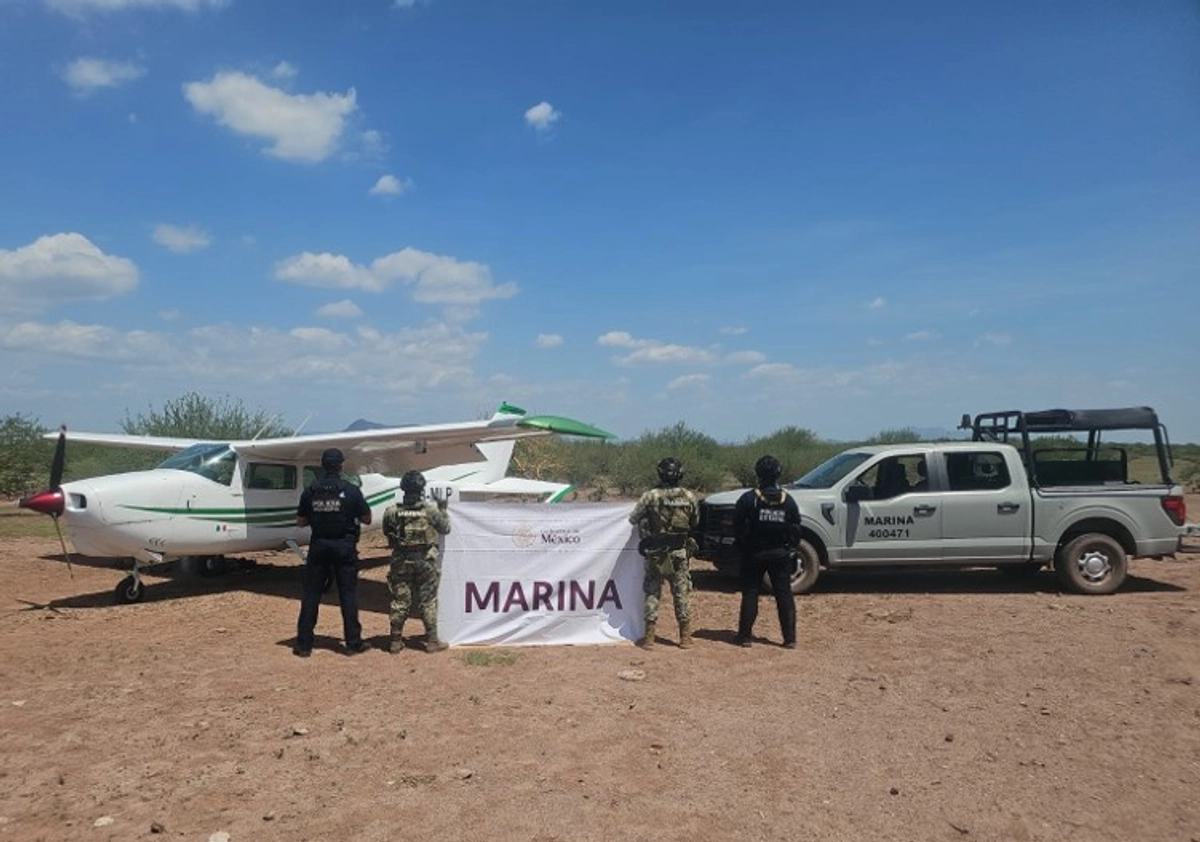 Una vez en tierra, personal naval aseguró la avioneta y detuvo al presunto responsable, a quien se le decomisaron dos envoltorios con una sustancia que presenta características similares a la metanfetamina.