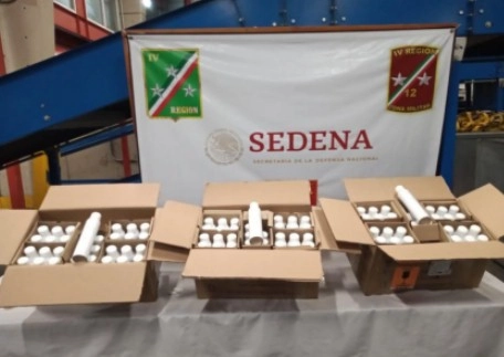 Un envío de 27 litros de metanfetamina líquida fue interceptado por elementos de la Secretaría de la Defensa Nacional, en el almacén de una empresa de paquetería en San Luis Potosí. Foto cortesía Sedena 