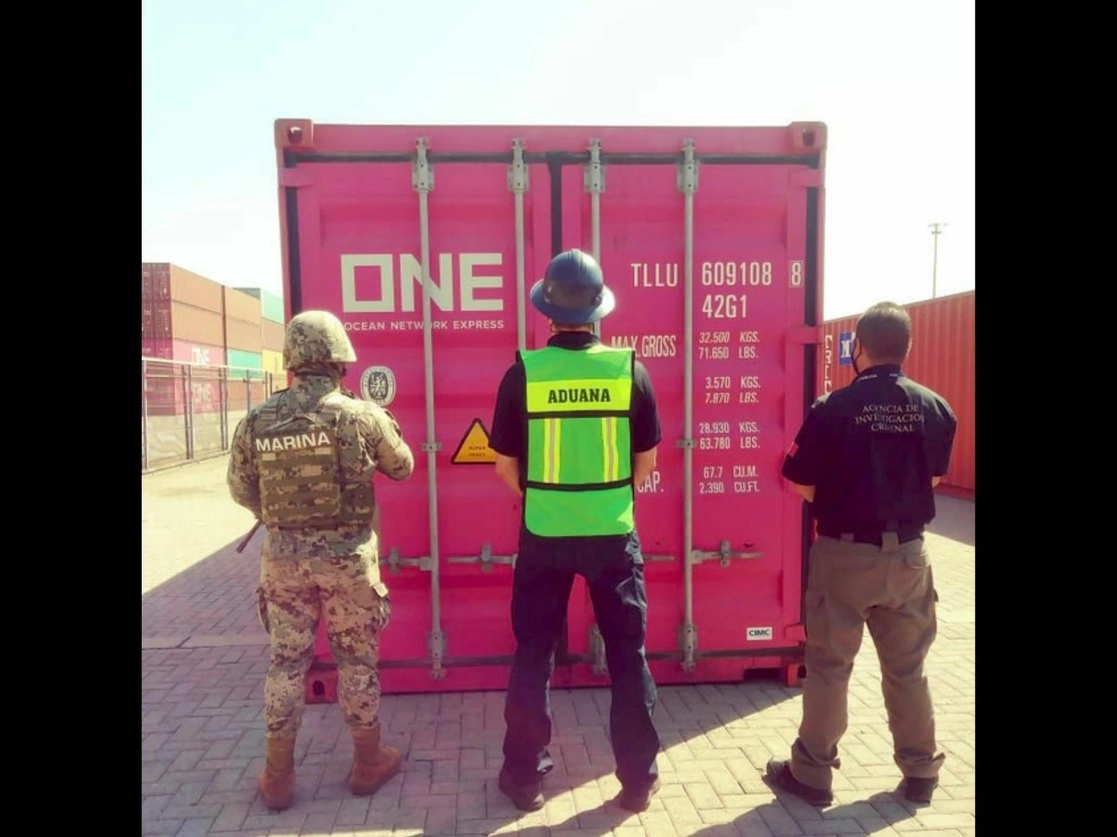 El hallazgo del cargamento de 334 kilogramos de cocaína se efectuó en coordinación con la Unidad Naval de Protección Portuaria No. 63 adscrita a la Décima Zona Naval y la Aduana Marítima del puerto de Lázaro Cárdenas, Michoacán, el 11 de marzo de 2021. Foto cortesía de Semar 
