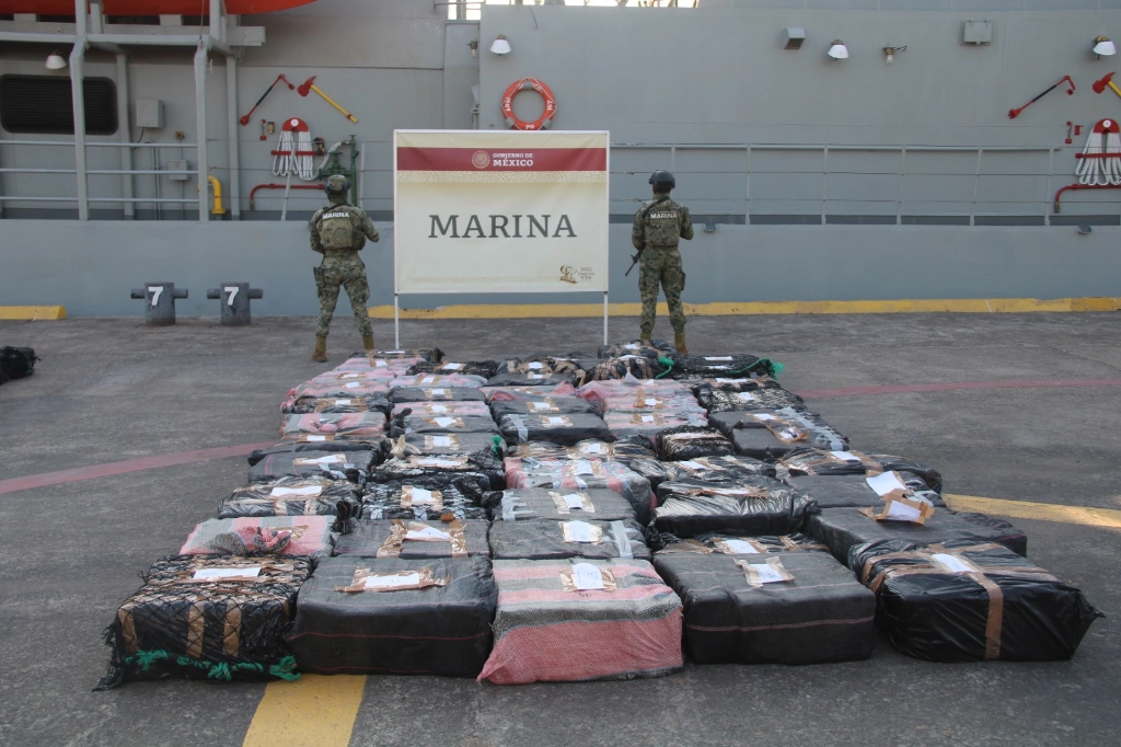 Personal de la Secretaría de Marina logró el aseguramiento de dos toneladas de cocaína. Foto cortesía Semar